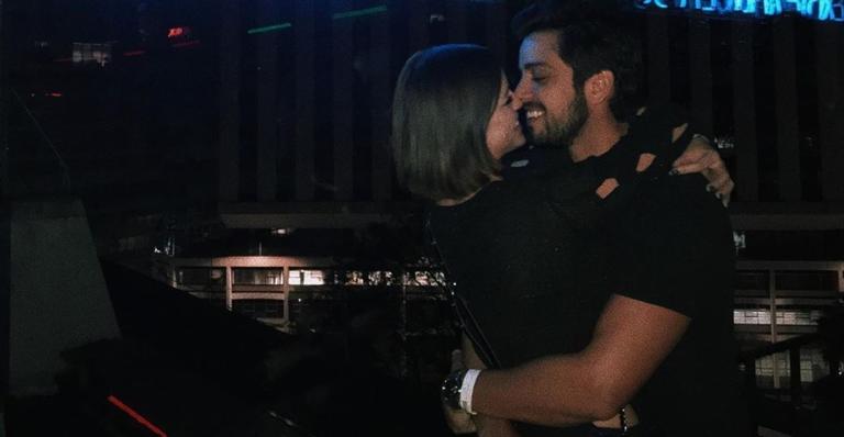 Beijão! Rodrigo Simas posta clique íntimo demais com Agatha Moreira
