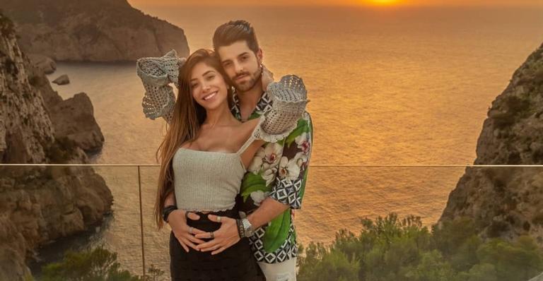 Papai apaixonado! Alok se diverte com barriguinha de grávida da esposa Romana Novais e brinca: ”A minha é maior”