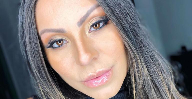Andressa Ferreira dispensa roupas e posa em frente ao espelho para exibir barrigão de grávida