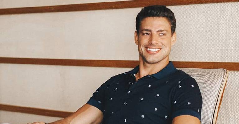 Flagra! Cauã Reymond exibe corpo musculoso ao sair da academia