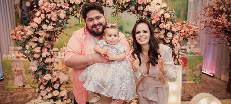 Esposa de Cesar Menotti registra primeira vez da filha na praia: ”Momentos impagáveis”