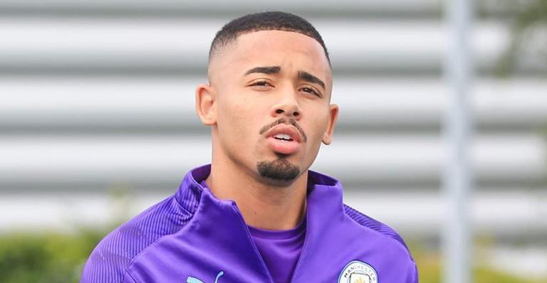 Clima de romance! Gabriel Jesus posta foto coladinho com a namorada gata e se declara