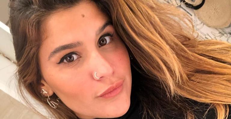 Giulia Costa aproveita dia de sol e renova bronze em praia carioca