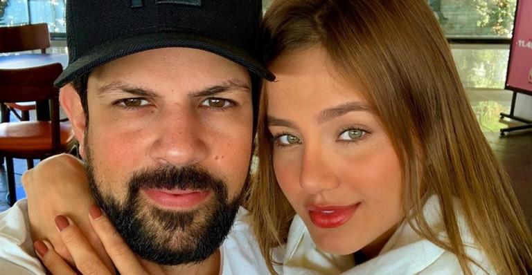 Cantor Sorocaba completa 39 anos e ganha festa surpresa da namorada