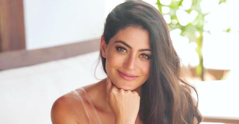 Beijoqueira! Carol Castro manda boa noite aos internautas e revela preferência de beijo
