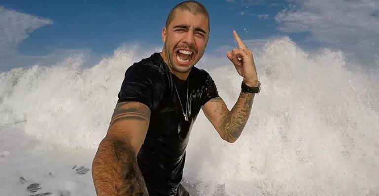 Após término recente com Anitta, Pedro Scooby é flagrado aos beijos com morena