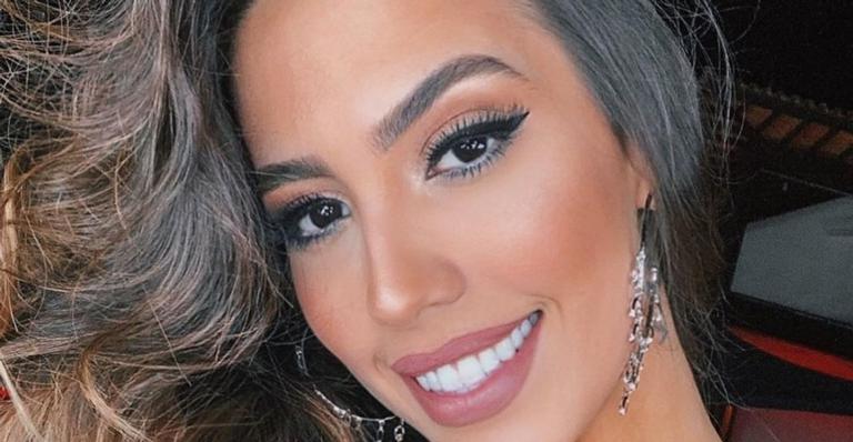 Uau! De visual novo, Gabi Brandt surge loiríssima e avisa: ”Voltei, bebê”