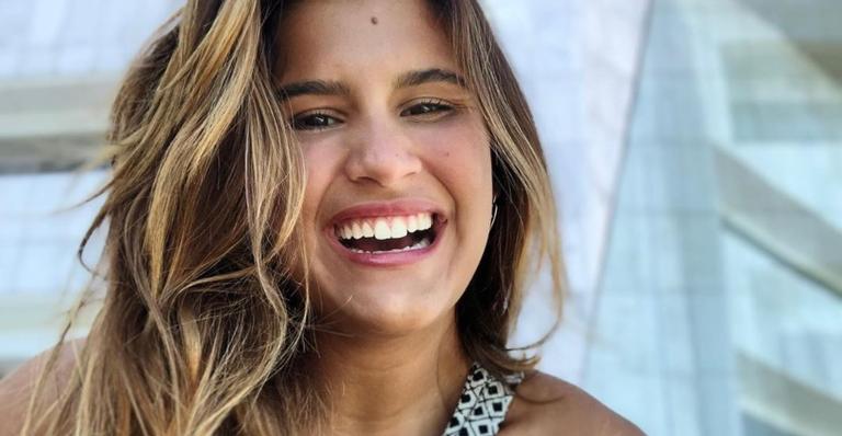 Giulia Costa compartilha registro de dia de praia e coloca aviso sobre o conteúdo