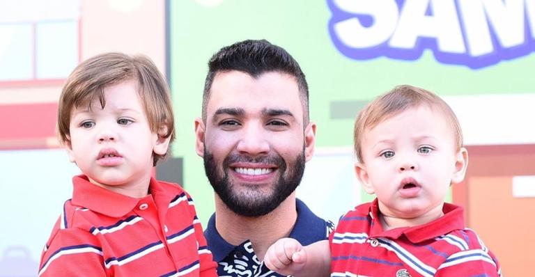 Gusttavo Lima tira dia de folga e aproveita para brincar com os filhos Gabriel e Samuel
