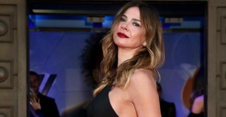 Aos 49 anos, Luciana Gimenez impressiona com boa forma e brinca com internautas: ”Quer uma carona?”