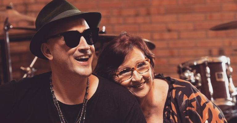 Paulo Gustavo comemora e faz declaração de aniversário à mãe: ”Você é uma inspiração para mim”