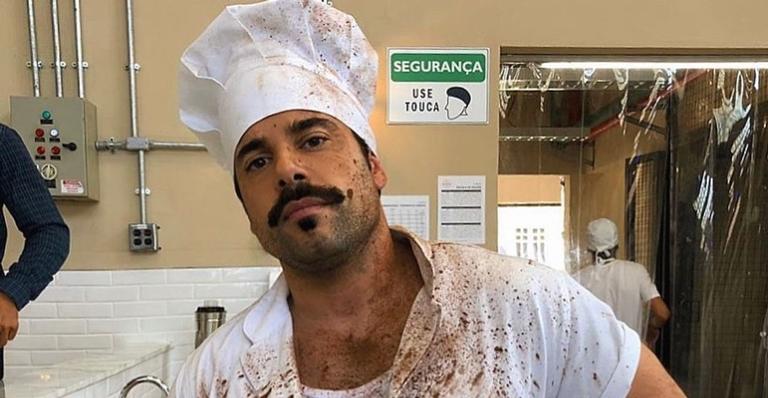 Sucesso em ‘A Dona do Pedaço’, Pedro Carvalho arranca suspiros da web ao posar em praia paradisíaca