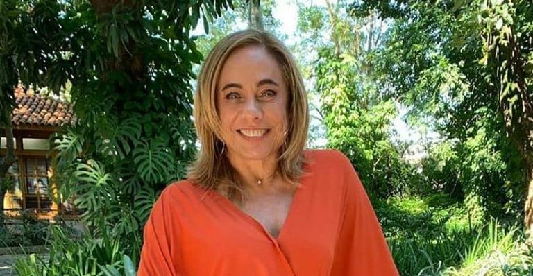 Na Europa, Cissa Guimarães leva bronca ao surgir sem capacete em moto. Veja!