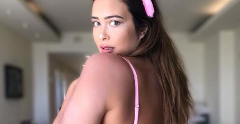 Geisy Arruda posa de lingerie vermelha e mostra demais: ‘’Tive que cobrir a fugitiva’’ 