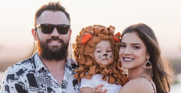 Sertanejo Mateus faz ensaio fotográfico ao lado do filho e da esposa, Marcella, grávida de 8 meses