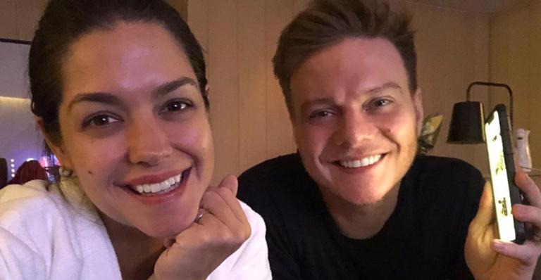 Filhos de Michel Teló e Thais Fersoza fazem passeio aquático pela primeira vez