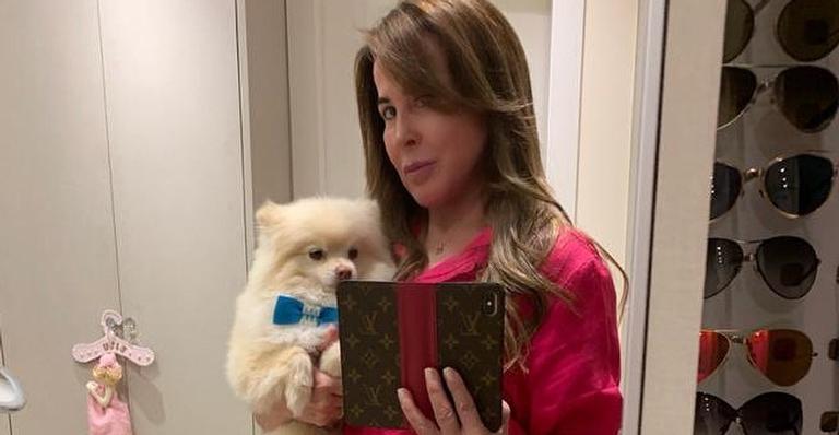 Após anos com cabelo curtinho, Zilu Camargo ostenta fios enormes e deixa fãs apaixonados