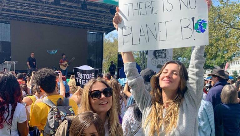 Gisele Bünchen aparece em clique raro se manifestando em prol do meio ambiente