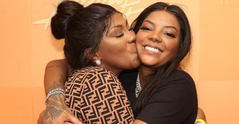 Mãe de cantora Ludmilla se irrita com fã e dispara: ”Não vem me fazer de palhaça”