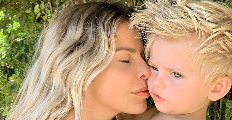 Karina Bacchi faz comparação de Enrico com sua foto de infância e semelhança impressiona