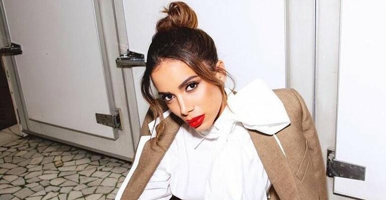 Na cama, Anitta rebola sem parar e aposta em roupa micro para sensualizar em frente à câmera