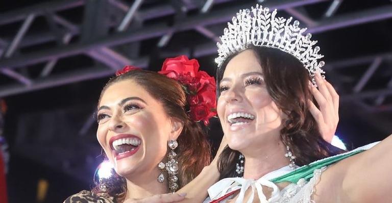 Majestade! Juliana Paes passa posto de rainha para Paolla Oliveira e declara: ”A gente se dá bem fora de cena também”
