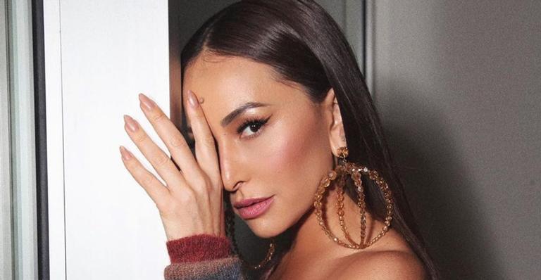 Em Milão, Sabrina Sato quase mostra demais com saia PP e aposta em blusa grifada luxuosa
