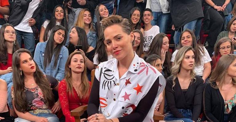 Gente como a gente! Grávida de seis meses, Letícia Colin é flagrada entrando em busão no Rio; confira!