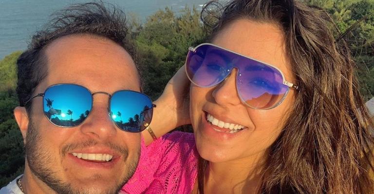 Com top e saia de fenda, Andressa Ferreira, esposa de Thammy Miranda, exibe barrigão de grávida