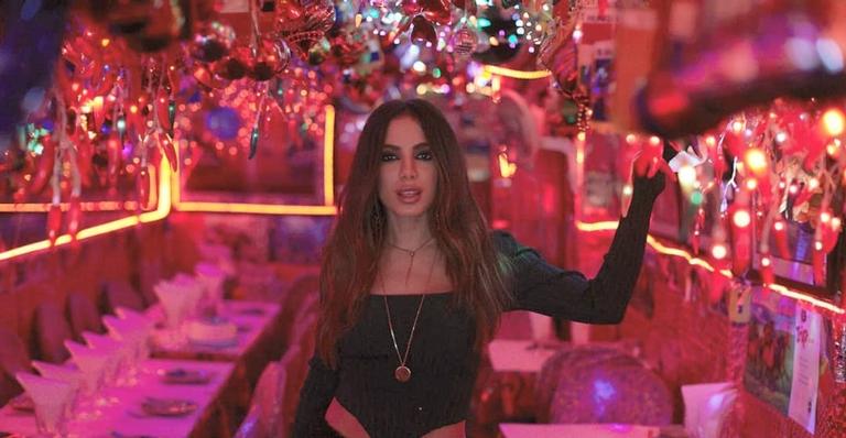 Anitta posa ao lado de gringo gatíssimo e os dois aparecem enrolados em uma cobra gigante; confira!