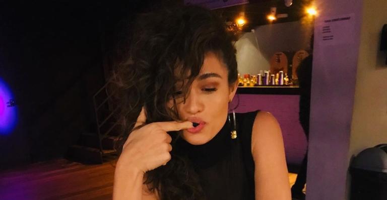Nanda Costa comemora aniversário e mostra bolo diferentão com foto dela