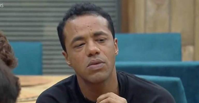 A Fazenda: Phellipe lança comentário indiscreto sobre Hariany e é xingado nas redes