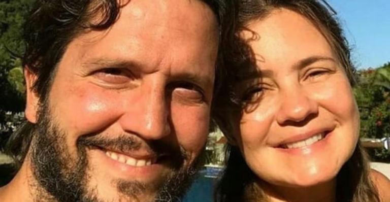 Adriana Esteves é clicada com o maridão, Vladimir Brichta, e visual novo chama atenção