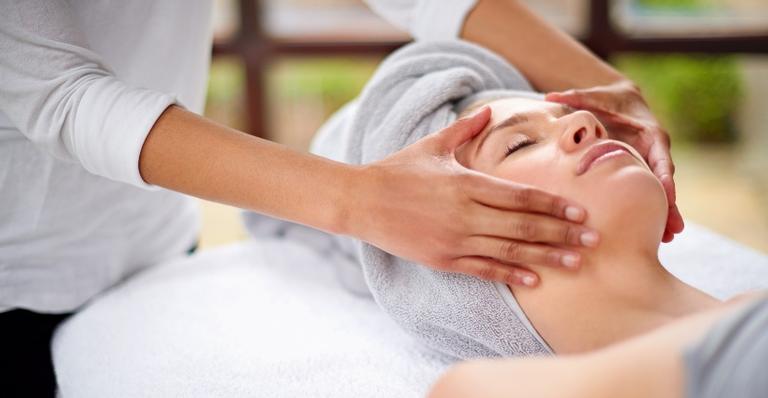 De rejuvenescimento da pele a controle de oleosidade, conheça a argiloterapia