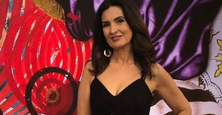 Fátima Bernardes usa look ‘espalhafatoso’ em homenagem a Hebe Camargo