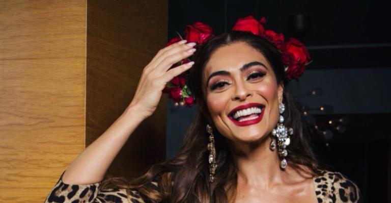 Juliana Paes posa usando apenas um preto body e ostenta curvas impecáveis