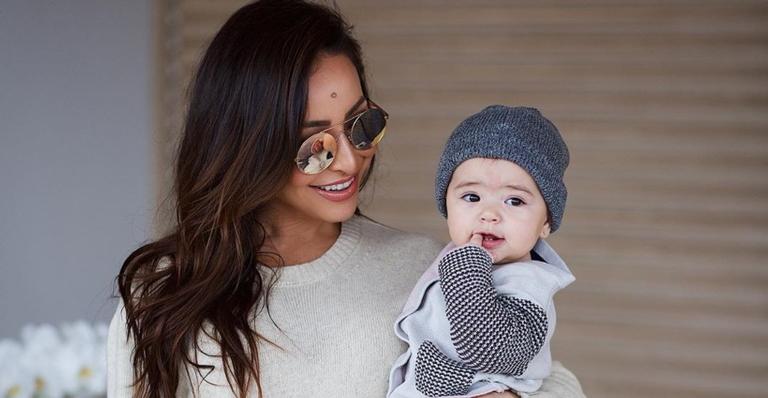 Sabrina Sato leva Zoe para conhecer Paris e encanta com clique em frente ao museu do Louvre