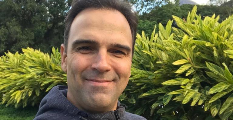 Tadeu Schmidt curte férias com a esposa e filhas adolescentes em Nova Iorque