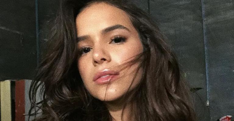 Só de roupão, Bruna Marquezine surge ao lado de mesa de café deslumbrante e choca fãs: ”Como eu queria estar”
