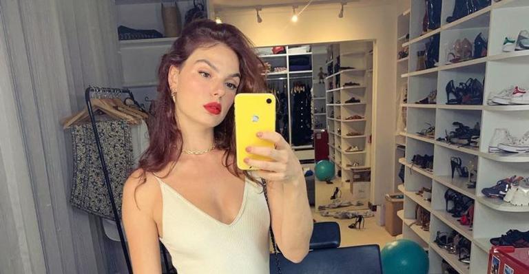 Ao posar de biquíni, Isis Valverde deixa tatuagens à mostra e exibe boa forma; confira!