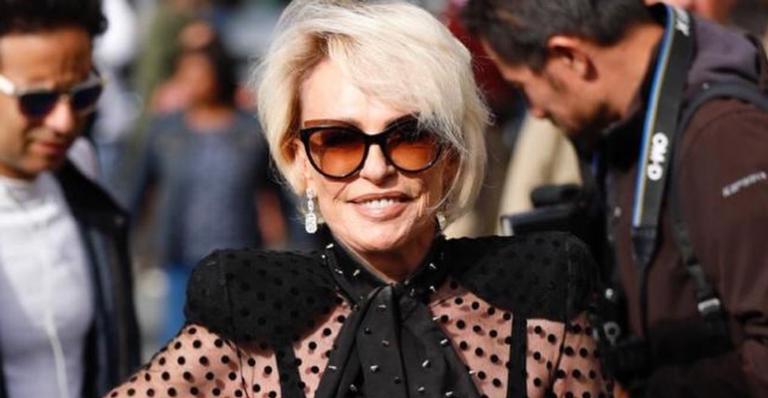 Encontro de estrelas! Em Paris, Ana Maria Braga e Sabrina Sato surgem deslumbrantes em desfile de grife