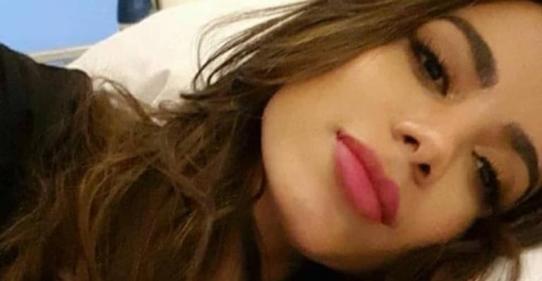 Com a barriga trincada, Anitta capricha no rebolado usando lingerie e shorts curtinho