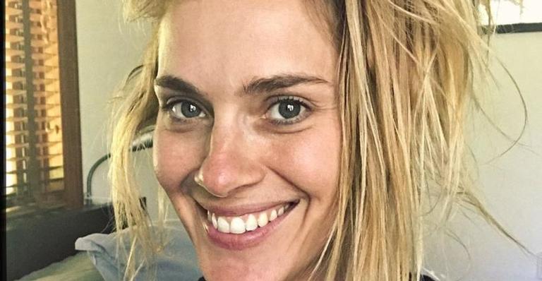 Carolina Dieckmann surge fazendo carão e comemora chegada da sexta-feira; confira!
