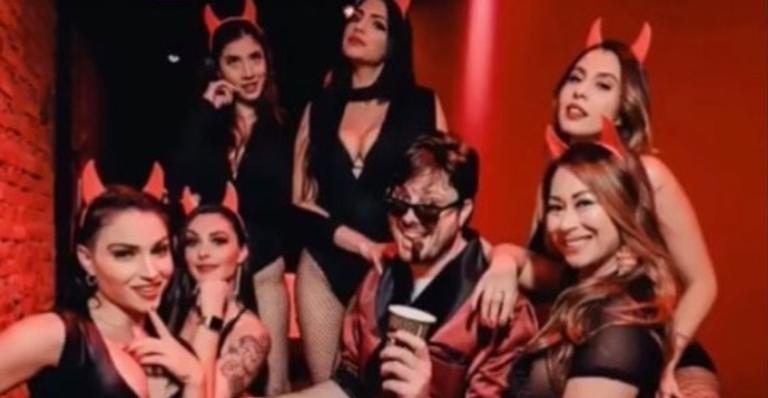 Danilo Gentili comemora aniversário de roupão em festa temática com direito a cassino