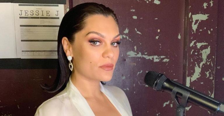 Ela chegou! Jessie J desembarca no Brasil acompanhada do namorado Channing Tatum para apresentações