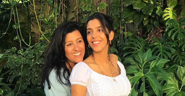 Filha de Regina Casé, Benedita, revela surdez e conta sobre inseguranças