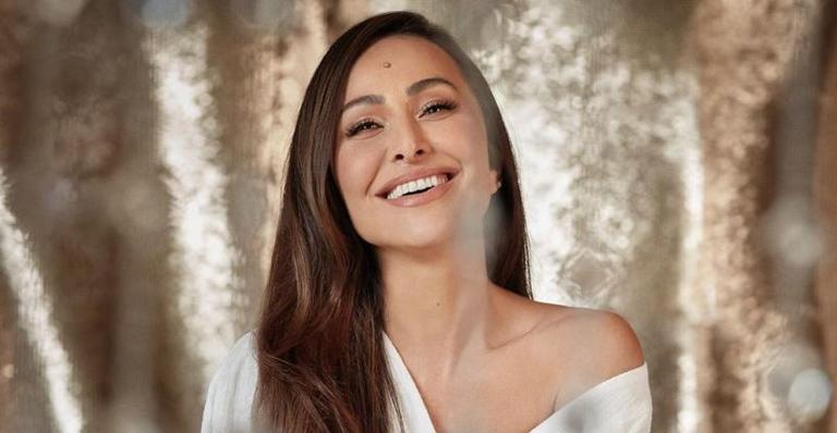 Na Semana de Moda em Paris, Sabrina Sato aposta em vestido curtinho de franjas em evento de grife