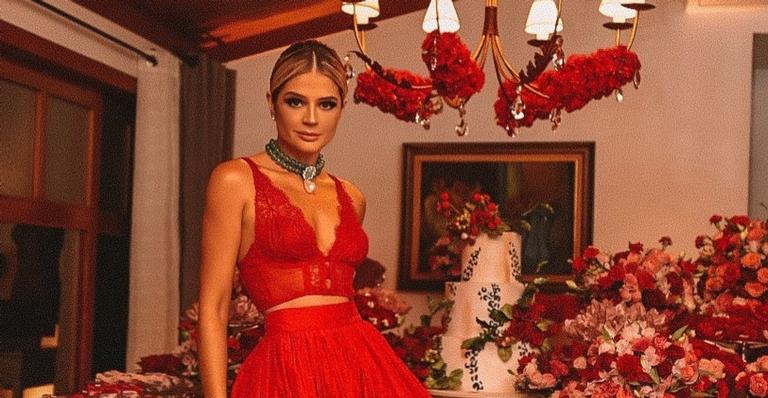 Tudo vermelho! Blogueira promove ‘Chá de Lingerie’ luxuoso com direito a presentes ousados para convidadas