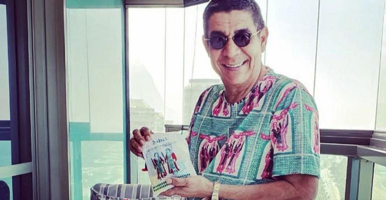 Comemorando dia de São Cosme e Damião, Zeca Pagodinho distribui doces para crianças carentes