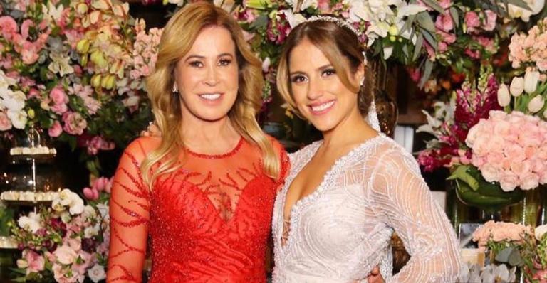 Em meio a polêmicas, Zilu Godoi parabeniza Camilla Camargo por um ano de casamento